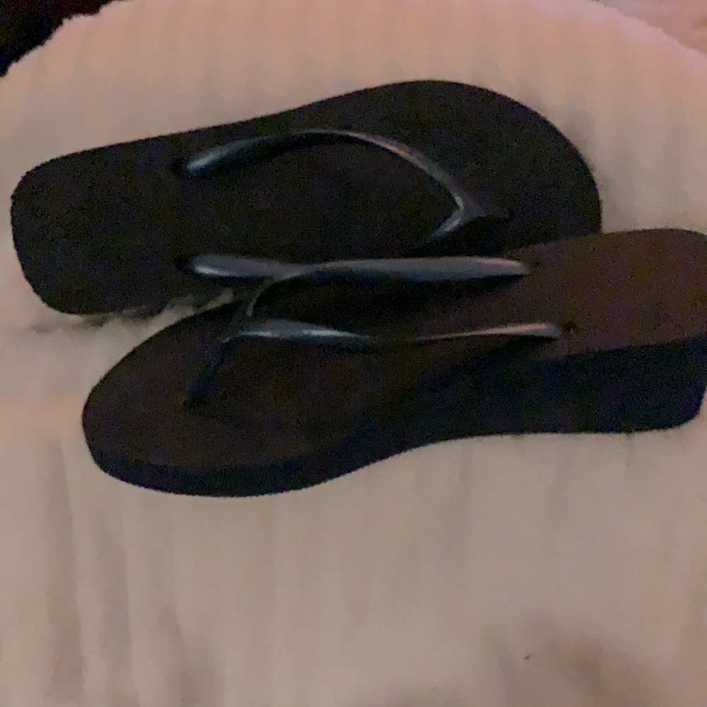 NWT Havaianas  navy flip flops